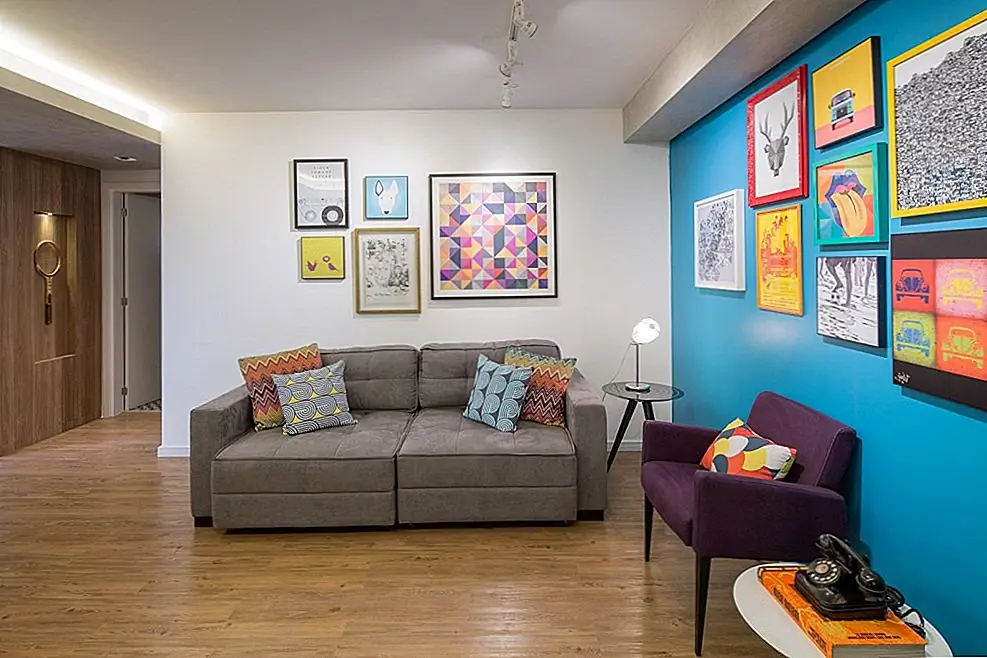 Разделители раздвижных комнат скрывают домашний офис, который прямо напротив открытой кухни. В нем есть минималистский стол и поднятая платформа с нетрадиционным диваном. Задняя стенка занята блоком хранения с открытыми и закрытыми кубиками. Пространство также может использоваться как вторая спальня.