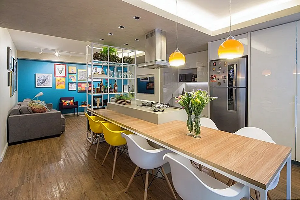 Semerene Arquitectura Interior превратила квартиру площадью 70 кв. М в жидкий многоцелевой дом, где барьеры между пространствами растворяются, что позволяет владельцам играть со своими функциями по-разному. Телевизионная зона, столовая и кухня теперь имеют открытый план этажа.