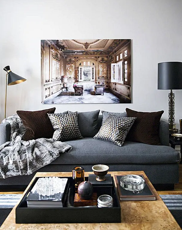 Светлые и темные оттенки были смешаны для более драматического эффекта. Элементы, подобные этой картине, придают декору вместе. Белые, бежевые и серые тона прекрасно дополняют декор гостиной.