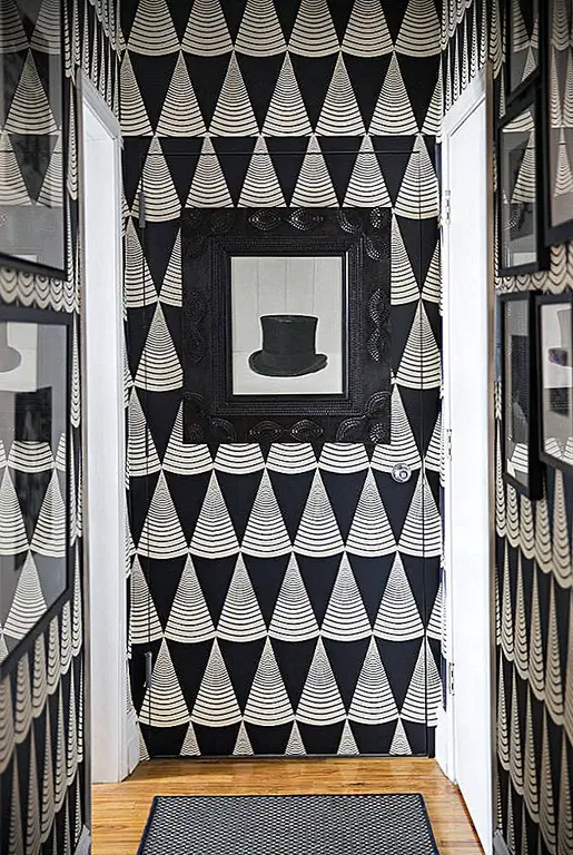 Вход немного отличается от цвета. Черно-белые обои и соответствующие иллюстрации готовят гостей к простому, но шикарному дизайну. Приятно, как каждая область имеет свой характер.