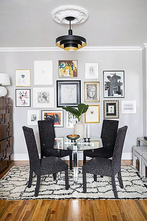 Черные и белые цвета также являются определяющими цветами других помещений, включая столовую, которая представляет собой смесь между современной простотой и миром. Подвесной свет представляет собой привлекательную фигуру, определенную контрастами. Стена галереи также является эклектичной деталью акцента.