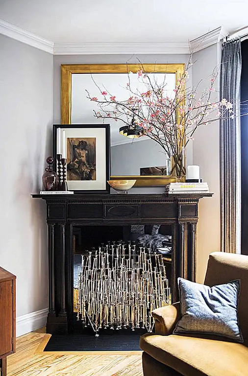 Как художник, дизайнер получил творческий подход и нашел способы преобразования простых элементов в координационные центры. Например, этот камин получил гламурный макияж. Зеркала добавляют глубину в комнату и представляют собой простой и шикарный способ украсить пространство, не мешая остальным элементам акцента.