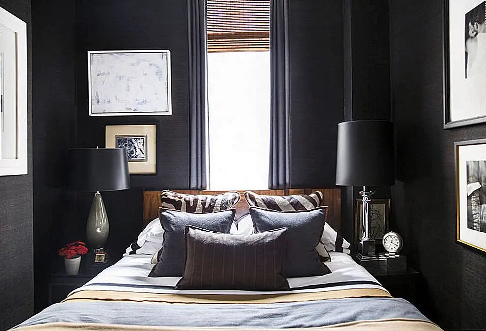 Некоторые номера, особенно в спальне, очень маленькие. Этот показатель составляет всего 96 квадратных футов. Учитывая небольшие размеры, дизайнер решил превратить его в уютную и уютную спальную зону. Он накрыл стены черными обоями из ткани с травой, добавил соответствующие шторы и лампы и украсил стены светлыми произведениями искусства, чтобы немного контрастировать.