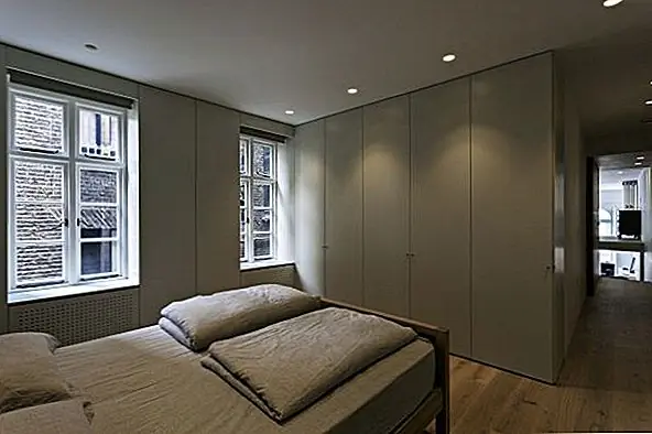 В дизайн была включена дополнительная мезонинная спальня, и комната также может служить кабинетом. Он расположен над кухней открытой планировки и может быть закрыт полупрозрачным складным экраном. Квартира теперь имеет простой и современный дизайн. Он имеет простые отделки, такие как дубовые полы и стены, покрытые белой краской. Он имеет современный декор, хотя частично отреставрированная гостиная все еще имеет в себе викторианское очарование.