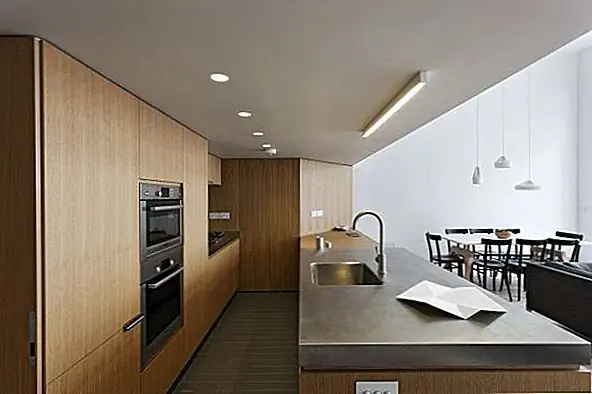 Архитекторам было предложено создать пространство, которое было бы гибким и могло бы использоваться различными членами семьи, которые приезжают сюда время от времени. Они старались как можно больше избавиться от оригинального дизайна. Они также внесли несколько изменений и дополнений.