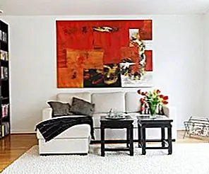 Уютная скандинавская квартира с сильным глазом, улавливающим краску над диваном