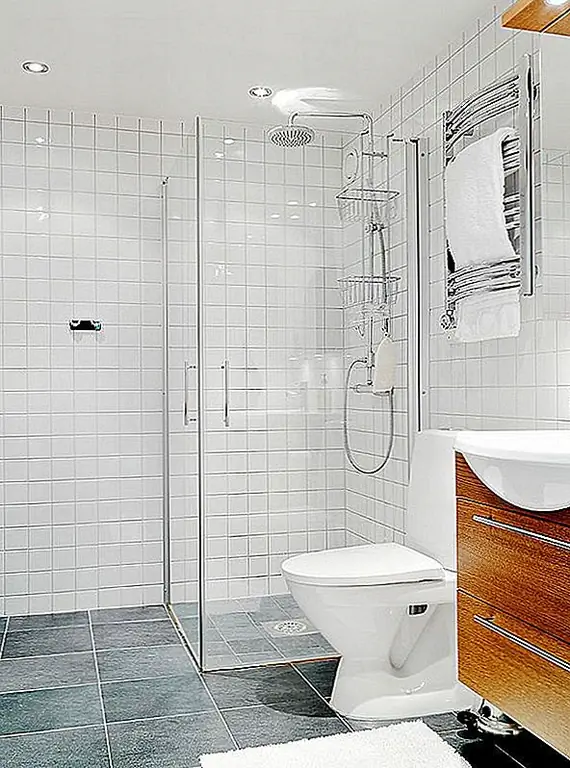 Табуреты с черным цветом идеально сочетаются с приборами из нержавеющей стали на кухне, тогда как деревянный обеденный стол сочетается с ткаными тростниковыми стульями. Как и в остальной части дома, декор спальни также оставался простым и трезвым. Вместо типичных шкафов в спальне предусмотрены гардеробные комнаты, чтобы создать больше места для хранения. С другой стороны, прачечная была разумно обеспечена только в ванной комнате. {Found on stadshem}