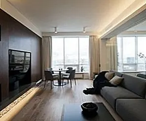 Ультрасовременная московская квартира с стеклянной стеной между спальней и гостиной