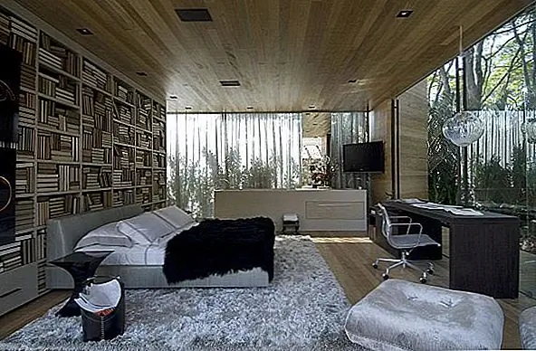 Внутреннее пространство не резко отделено снаружи, так как есть толстый глазурованный потолок, который позволяет свету проникать внутрь, а также облегчает переход в другую среду. Для украшения вы можете найти предметы, купленные в антикварных магазинах, а также некоторые очень красивые органические стеклянные предметы американского художника-стекла Джефф Циммерман.