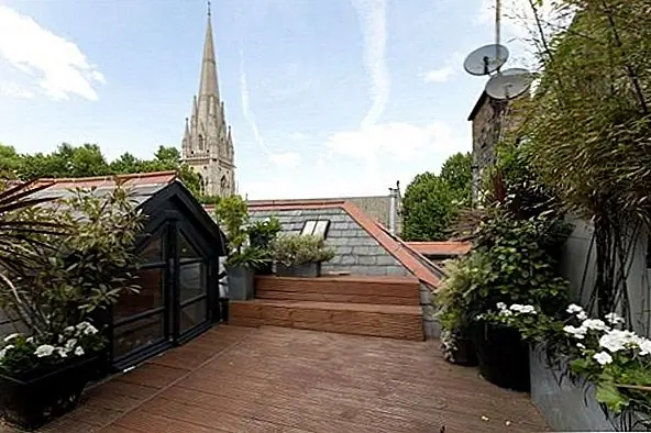 Эта квартира на верхнем этаже расположена всего в нескольких шагах от Кенсингтонского сада. Это идеальное отражение элегантности. С его шикарной, современной мебелью и захватывающим видом, этот дом имеет возможность раз в жизни.