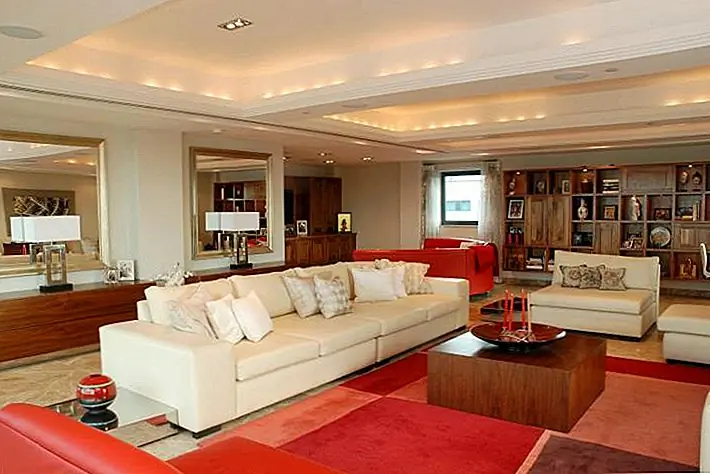 В квартире есть личный доступ к лифту и интерьер, который почти заставляет вас думать, что вы мечтаете. Семейный номер имеет окна от пола до потолка, из которых открывается панорамный вид. Кухня имеет современный дизайн и оснащена всеми необходимыми функциями. В главной спальне есть два огромных окна, которые позволяют естественному освещению, а также красоту внешнего вида и изумительные виды. Дизайн интерьера шикарный и современный, и квартира впечатляет стильным балансом цветов и диалогом между внутренним и внешним пространством.