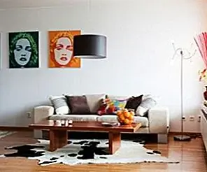 Современная и стильная в белых квартирах со вспышками цвета