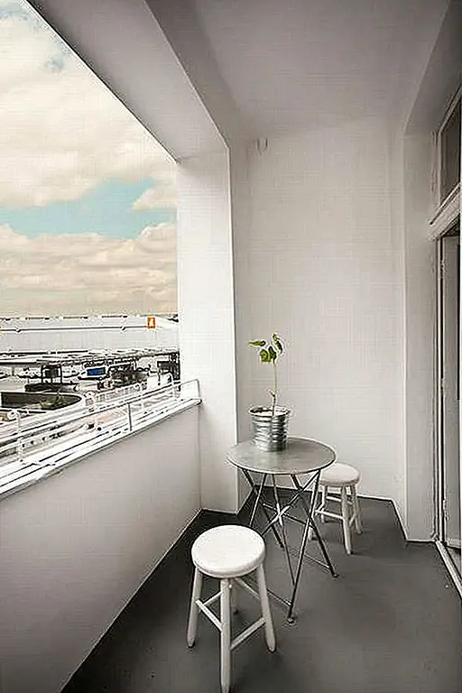 В целом эта прекрасная квартира имеет стиль гостиничного номера и комфорт вашего дома. Как вы думаете?