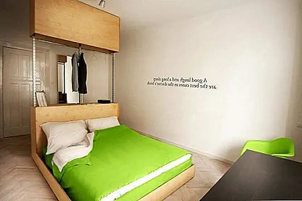 По всему дому вы можете видеть, что дизайнеры использовали белые и другие нейтральные цвета для стен и полов, чтобы создать ощущение большого, просторного пространства. Гостиная представляет собой сочетание черно-белых элементов, которые придают ей элегантный вид. Спальни уютные и яркие, у них есть цитаты, напечатанные на стенах, призывая гостей расслабиться. Кухня - отличное место, чтобы насладиться семейным временем и отличным питанием, потому что оно оснащено приборами из нержавеющей стали и выглядит очень привлекательно. Кроме того, ванная комната так же удобна, как и у отеля. Он также яркий и красочный из-за зеленой плитки, которая придает ей игривый вид. Для небольшого отдыха и отдыха на свежем воздухе в апартаментах есть балкон.