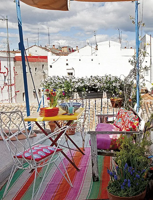 Жилая площадь, кухня и домашний офис имеют одинаковое пространство. Между этими областями нет видимых барьеров, кроме, может быть, для деревянных колонн, которые остались от того, что когда-то было дверью, отделяющей кухню от остальной части плана этажа.