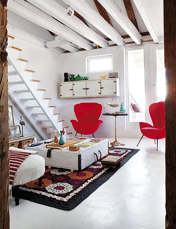 Два красных стула выделяются своим смелым цветом, а также стильным и шикарным дизайном. Они являются прекрасным дополнением к этой части квартиры, и они контрастируют с деревенскими элементами, но в то же время гармонично сочетают декор.