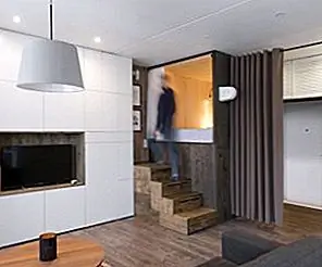 Маленькая квартира получает пользовательскую систему мебели, которая максимизирует ее пространство