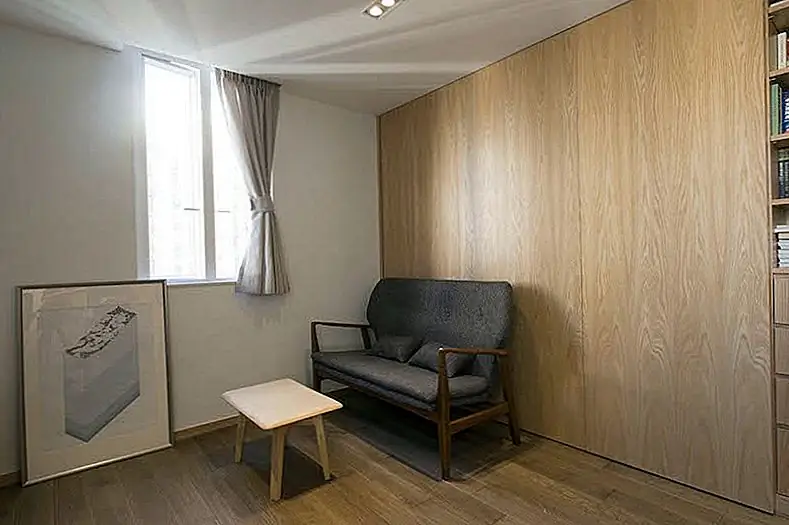 Основная цель этого проекта состояла в том, чтобы сделать внутреннее пространство максимально возможным и максимально возможным, следовательно, перестроить пространства и все многофункциональные конструкции мебели. Почти каждое хранилище поверхности и пространство для большой коллекции книг клиента.