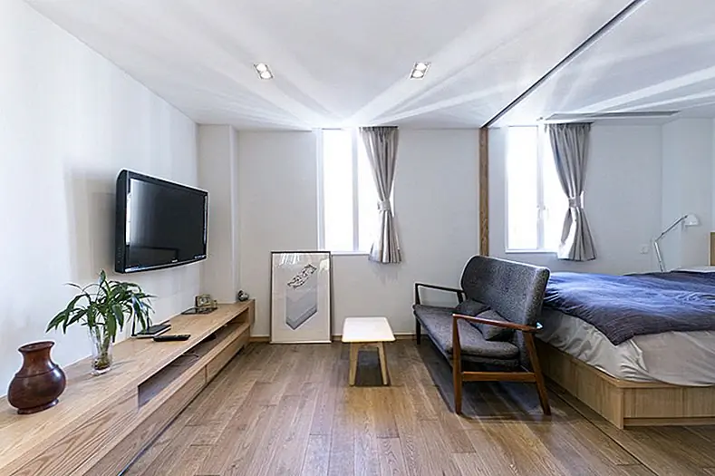 Здесь есть специальный уголок для кошки. Он имеет вырезанный вход, и он выглядит действительно симпатичным, не выделяясь. Дизайнерам удалось сделать это очень хорошо. Скользящая панель была спроектирована для пространства напротив кухни. Здесь хранится кофеварка, а также где владелец показывает свою коллекцию вина и фотооборудование. Сама кухня довольно маленькая, но с большим количеством хранения и дизайном, который действительно приятен для глаз.