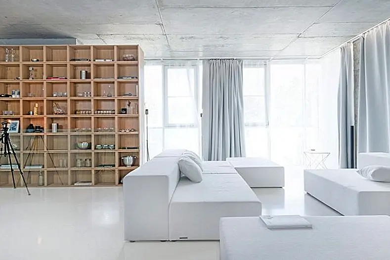 Квартира имеет общую площадь 230 квадратных метров, поэтому она довольно большая и просторная. Добавьте к этому минималистский дизайн интерьера, и результат будет очень свежим и ярким декором. Но, несмотря на строгую цветочную палитру и общую простоту, квартира также чувствует себя очень уютно и комфортно.