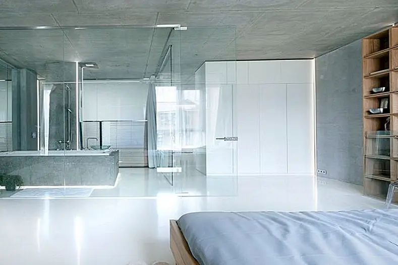 Жилая площадь обрамлена большими окнами и складскими помещениями, и подобный декор также определяет спальню. Здесь ванная комната находится в прозрачных стеклянных стенах. Когда конфиденциальность необходима, шторы могут решить проблему.