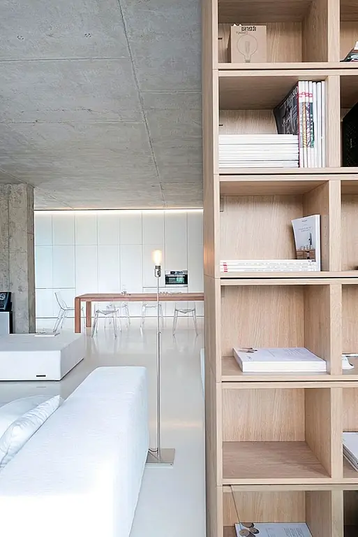 Пространства плавно текут друг в друга, создавая приятную сплоченность и плавные переходы. Архитекторы использовали выбор натуральных материалов. Тик и дубовая древесина использовались для большей части мебели, а камень и бетон определяли потолки и другие поверхности. Стекло также широко используется в виде панорамных окон и разделителей пространства.