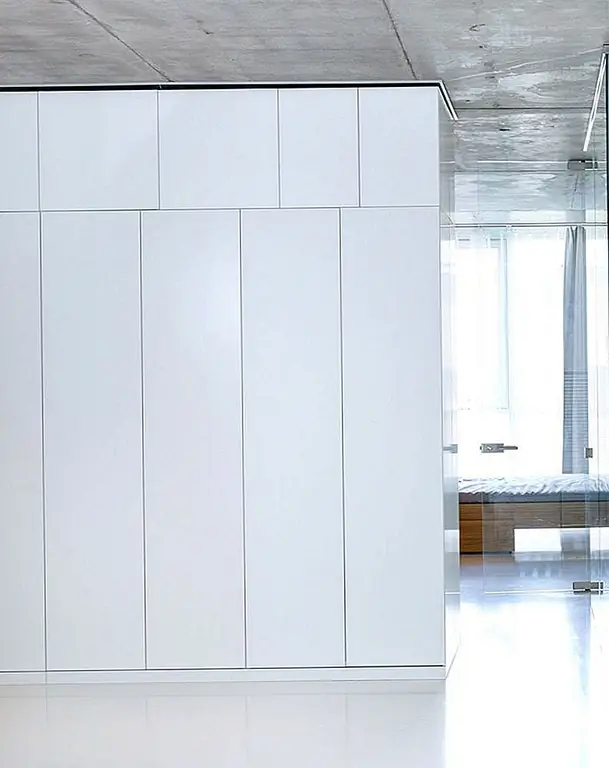 Палитра материалов и общие цвета придают квартире неподвластный времени внешний вид и изысканную и в то же время непринужденную привлекательность. Самая большая проблема для дизайнера - это разобраться в личном стиле. То же самое относится к каждому отдельному проекту. Каждый дом отличается и уникален, поэтому каждый раз, когда подход и стиль должны быть уникальными и специально создаваться для пространства.