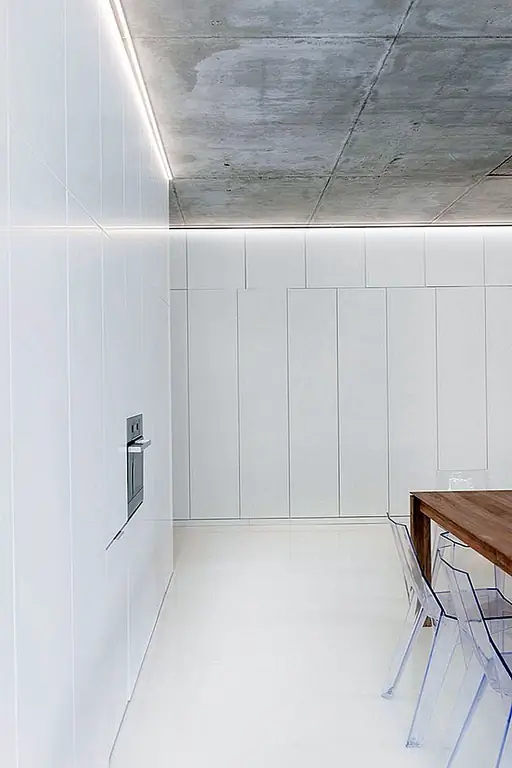 В случае с этой квартирой предпочтение отдается простому дизайну, который позволял бы пространствам чувствовать себя свежими, яркими и воздушными. Вот почему основной цвет белый, и только контрасты создаются с деревянной мебелью.