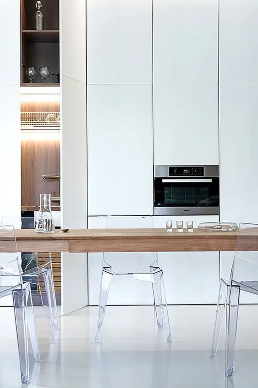 Макет линейный, а пространства и функции либо разделены сплошными стенками, либо закаленными стеклянными перегородками с занавесками. Гостиная и кухня имеют одну и ту же зону. Единственной частной зоной является спальня. Белые минималистские секции составляют зону отдыха.