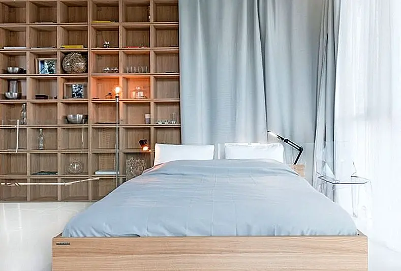 Жидкий полимерный пол и открытый бетонный потолок общаются друг с другом странным и интересным способом. Между ними определенно есть какой-то контраст, но это не мешает гармонии. Подпольное отопление позволяет квартире сохранять минималистский внешний вид, а также повышает уровень комфорта.