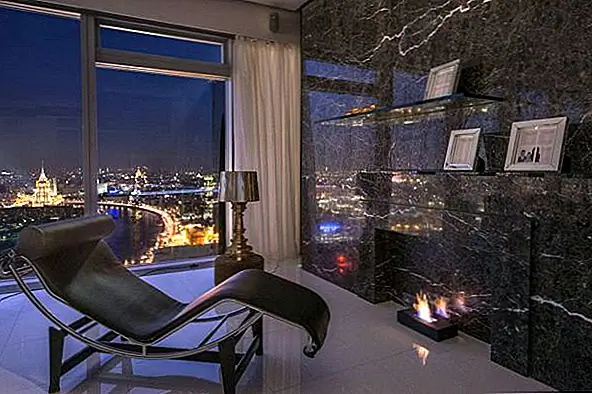 Спальня особенно интересна. Здесь декор теплый и расслабляющий благодаря коричневому деревянному полу и соответствующей мебели.