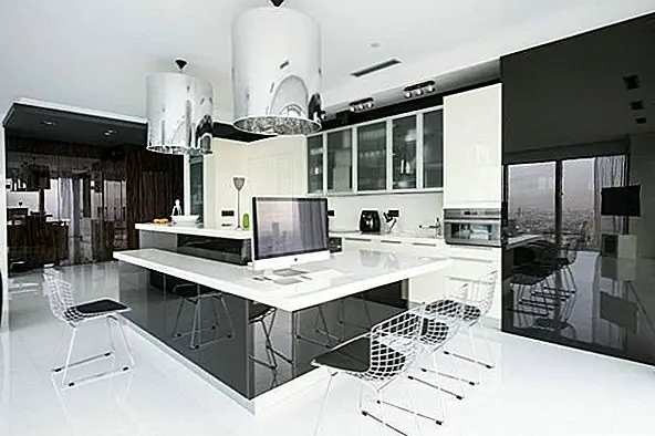 Простота декорации поддерживается повсюду, и все комнаты в квартире имеют один и тот же красиво сбалансированный вид декора. Это место было спроектировано архитектором Егором Серовым, который решил разбить монотонность, добавив несколько тонких акцентов в виде негабаритных ламп, хромированных светильников и случайных узоров и контрастных текстур.