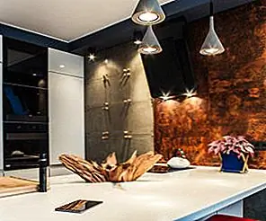 Просторная квартира в Киеве обнимает художественную красоту с простым дизайном