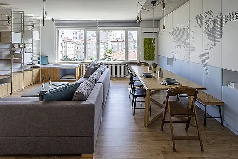 Чтобы сделать коридор более ярким и приветливым, дизайнеры решили снести часть стены, которая отделяла ее от остальной части квартиры. Таким образом, они гарантировали, что естественный свет протекает через всю квартиру.