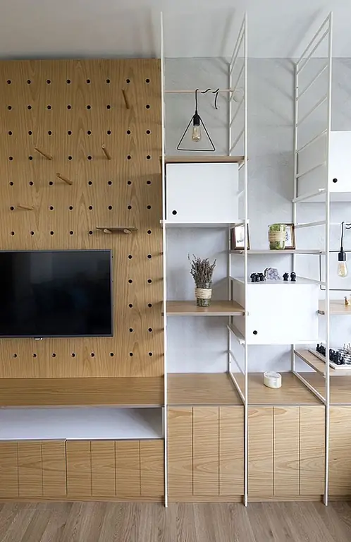 Ключом к хорошему и подходящему дизайну интерьера является понимание образа жизни и потребностей людей, живущих в космосе, чтобы придумать концепцию, которая действительно им подходит. Вот что произошло в этом случае. Дизайнеры внесли необходимые изменения в план этажа, чтобы предложить своим клиентам современный и яркий дом, который они желали.