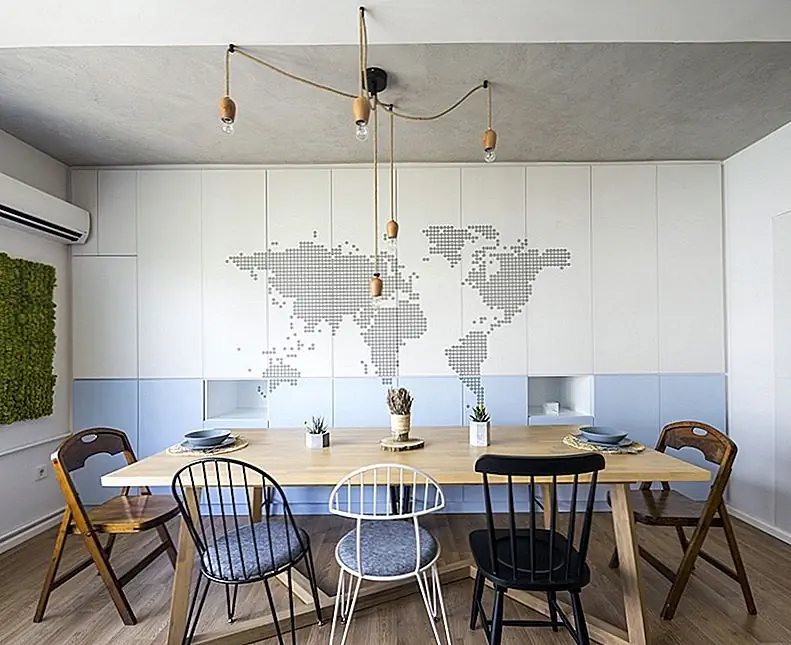 Первоначальный план этажа отличал квартиру, которая выглядела и чувствовала себя маленькой, несмотря на размер, и это было в основном из-за присутствия всех дверей и длинного коридора, который разделил квартиру на небольшие отсеки. Новый макет намного более открытый и яркий.