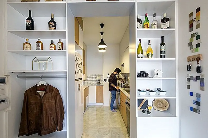 Поскольку здание было очень старым, необходимо было установить новые системы электроснабжения и слива. Кроме того, некоторые стены были снесены, чтобы получить новый облик. Свет, проникающий через окна, теперь можно наслаждаться во всей квартире. Кроме того, для большей части мебели использовалась гибкая и модульная конструкция. В гостиной, например, есть система деревянных стержней, которые можно вставлять в различные отверстия для создания стеллажной и подвесной системы. На самом деле единственными фиксированными элементами являются нижний шкаф и вертикальная белая рамка.