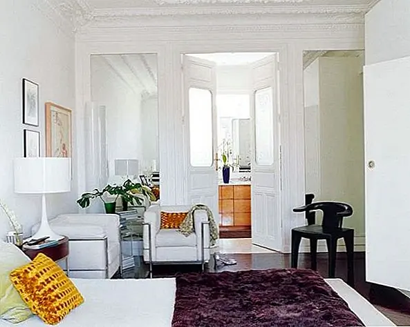 Например, темный пол гостиной намного лучше и удивительно ценится коже животного, которое вы также можете увидеть на картинке. Затем, если комната довольно мрачная и темная из-за цвета мебели и пола, они сразу же добавили яркие цвета, чтобы оживить атмосферу, как два действительно зеленых стула или пару красочных подушек.