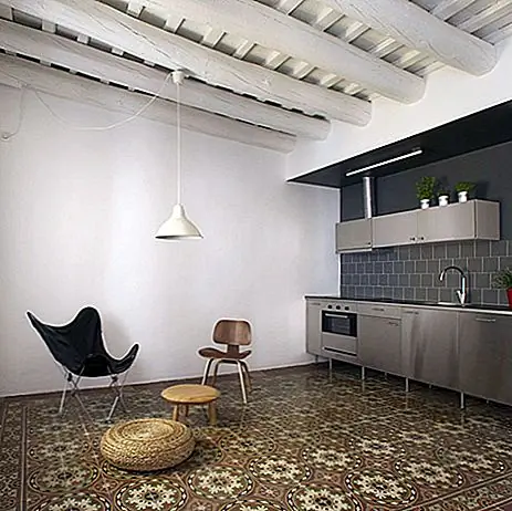 Современная квартира с мозаичным полом и открытыми деревянными потолочными балками