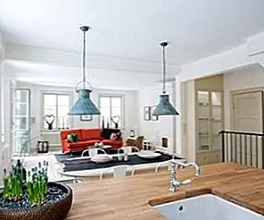 Деревенский промышленный декор с неожиданной вспышкой цвета