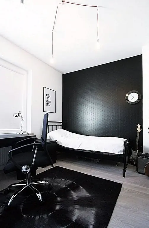 Комната для домашнего офиса удваивается как звукозаписывающая комната и, в крайнем случае, спальня. Одна стена с акцентом текстурирована и окрашена в черный цвет для максимального воздействия. Мы любим рок-н-ролл vibe области коврик.