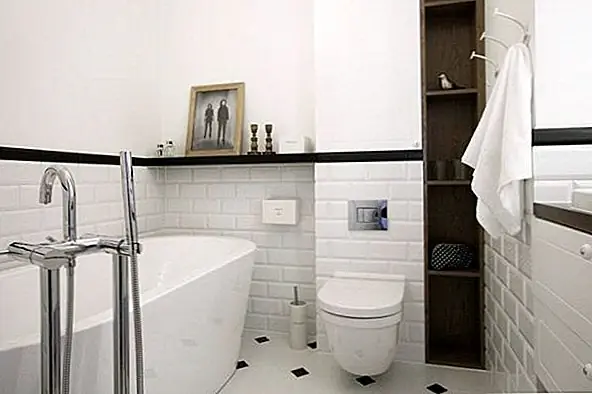 Хотя квартира далека от суматохи (совсем наоборот, она очень хорошо отредактирована), каждый уголок и трещина тщательно продуманны, чтобы хорошо использоваться. Как эти полки в дюймах рядом с туалетом.