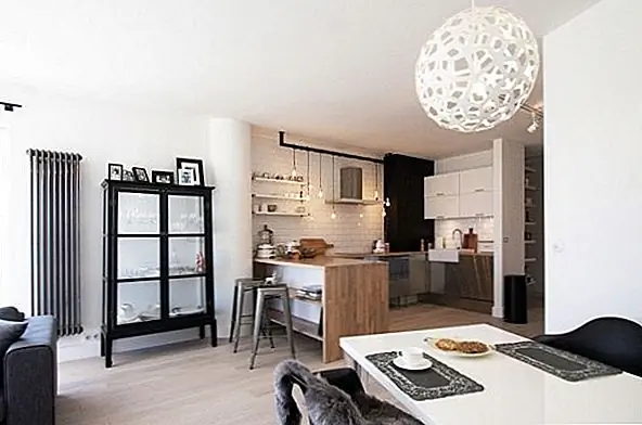 Очень плотная, нейтральная цветовая палитра белого и серого цвета, акцентированная светлыми лесами, сохраняет атмосферу квартиры свежей и открытой.