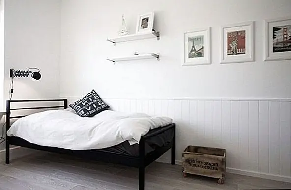 Вторая спальня чистая, чистая и простая. У кого-то есть глаза на фантастические детали дизайна в монохроматическом пространстве - как открытые полки с хромированными краями и красные ролики на старинной деревянной коробке для игрушек.