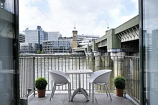 Ничто не сравнится с самым захватывающим видом на балкон. Каждый маленький уголок этой роскошной квартиры предлагает легкость, простоту, порядок, и это довольно сложно не понравиться! {Найден на Vanilladecor}