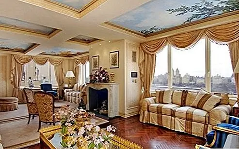 Пентхаус впечатляет, а не только из-за внутреннего декора. Он также очень просторный. Он состоит из четырех спален и большой медиа-комнаты, а также элегантной гостиной, домашнего офиса, столовой, кухни и всего остального дома. Тогда есть также четыре террасы, которые делают это место еще более впечатляющим. Просторная гостиная с красивым камином, который придает ей привлекательный вид. Стиль, выбранный для этого пространства и для всех комнат, очень детализирован и богат.