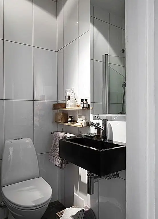 Высокие потолки делают это место еще более воздушным и просторным. В гостиной есть две черные диваны, обращенные друг к другу. Сочетание черного и белого элегантно и всегда красиво. В этом случае паркетный пол также добавляет третий оттенок смеси. Это делает квартиру более непринужденной, теплой и привлекательной. Кухня очень чистая и организована. Он имеет прямые линии и много места для хранения. Спальня проста и безмятежная, но она также романтична. У этого есть четыре окна, которые позволяют тонны естественного света проникать внутрь. {Найдено на Фантастическом Франк}.