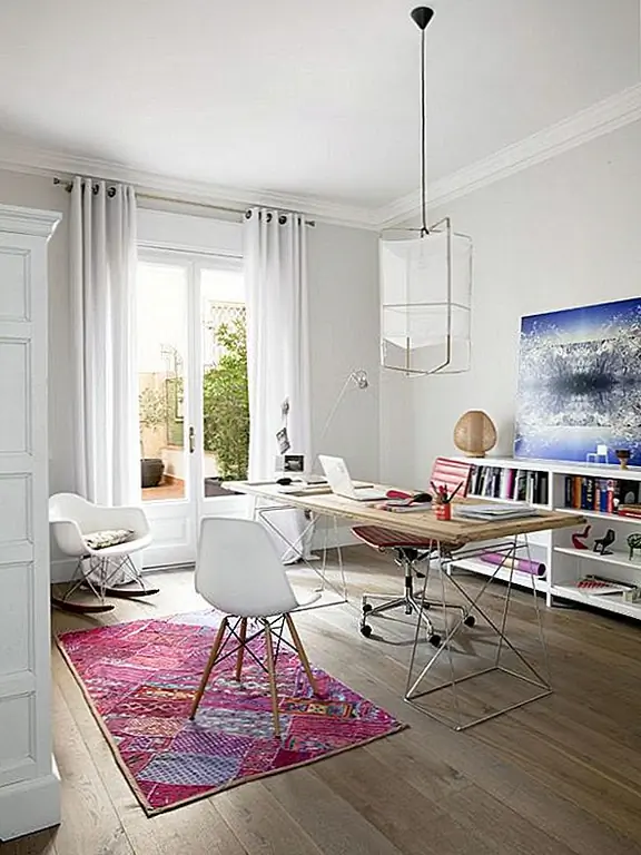 С точки зрения стиля, в квартире есть приятное сочетание старых и новых элементов, а также различные влияния. Интерьер элегантен повсюду, и мебель варьируется от классического и традиционного до современного. Квартира также имеет открытую планировку, обычно типичную для современных домов. {Найдена на rumhemma}.