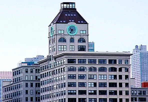 Пентхаус имеет три спальни и 3,5 ванные комнаты с высокими потолками и прекрасный вид на окрестности на 360 градусов. Это определенно был бы замечательный дом, но, как вы, вероятно, предполагали, он поставляется с ценой. Свойство было впервые перечислено в 2009 году за 25 миллионов долларов. Он снова был включен в 2011 году за 23,5 миллиона долларов, но он остался непроданным. В этом году цена упала до 18 миллионов долларов.