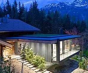 Самостоятельное построенное французское шале, преобразованное в современный второй дом